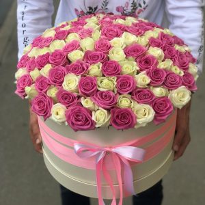 101 розовая и белая роза в коробке — Доставка 101 роза недорого