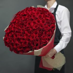 Букет из 101 бордовой розы в упаковке — 101 голландская роза