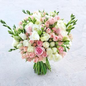 Нежный букет из роз и фрезий — Букет невесты из кустовых роз
