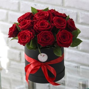 Букет из 15 бордовых роз в коробке — Недорогие розы с доставкой