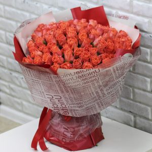Букет из 101 коралловой розы 50 см — Розы