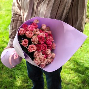 Букет из 15 розовых кустовых роз — Розы