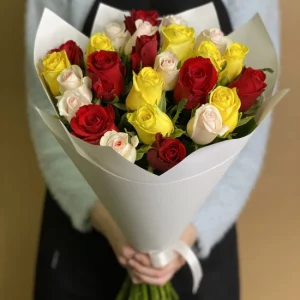 25 ярких роз (70 см) в упаковке — 25 разноцветных роз