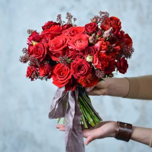 Арт-букет из красных роз — Бордовые розы невесте