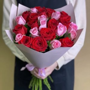 Букет из 25 красных и розовых роз (40 см)