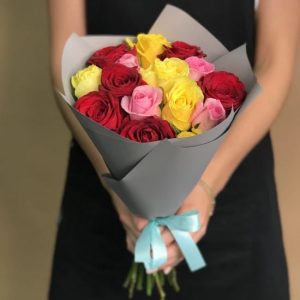 15 ярких роз 70 см в упаковке — 15 роз Микс