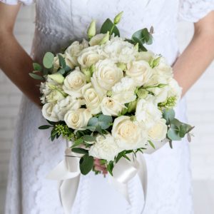 Свадебный букет из роз и гвоздик — Букеты невесты из белых роз
