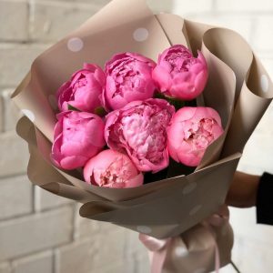 7 розовых пионов в крафте — Пионы