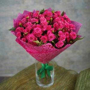15 малиновых кустовых роз — 15 роз в упаковке