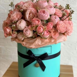 Персиковые пионовидные розы в коробке — Розы