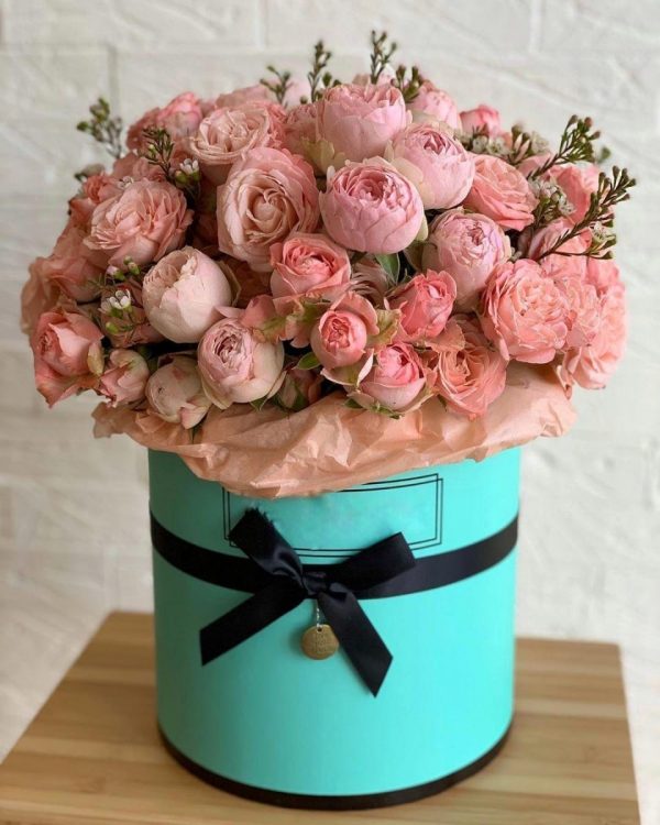 Персиковые пионовидные розы в коробке