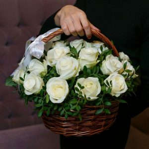 25 белых роз в корзине — Розы