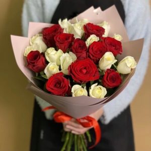 Букет из 25 красных и белых роз (50 см) — Розы