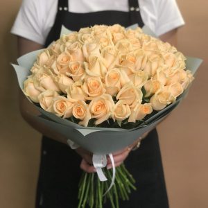 Букет из 75 кремовых роз 50 см — Розы
