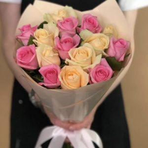 Букет из 15 кремовых и розовых роз 60 см — Розы