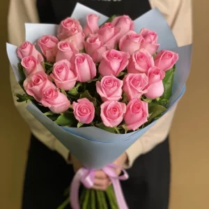 25 розовых роз (70 см) в упаковке