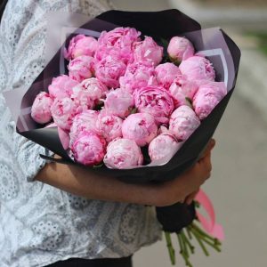 19 розовых пионов в черной упаковке — Пионы