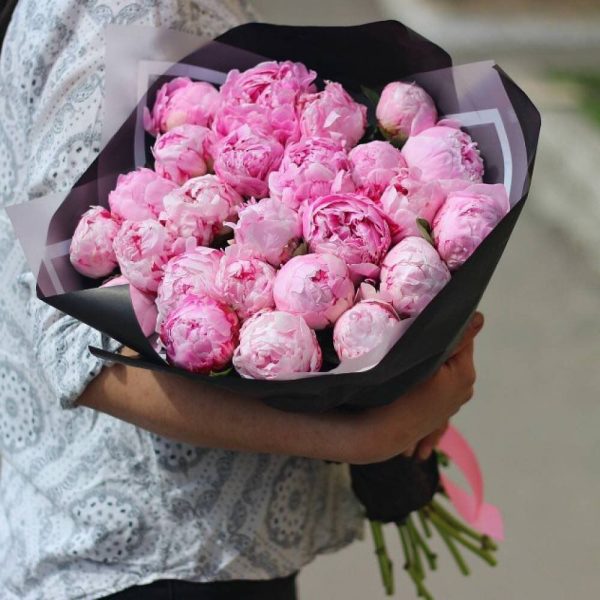 19 розовых пионов в черной упаковке