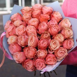 35 коралловых пионовидных роз в букете —