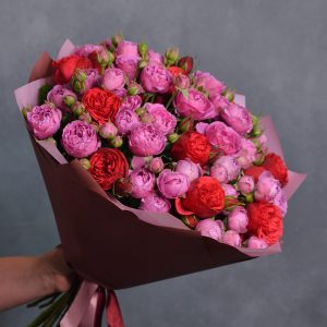 Букет из пионовидных кустовых роз — 15 роз в упаковке