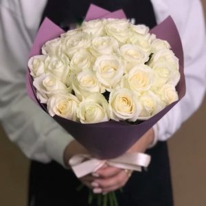 Букет из 25 белых роз (40 см) — Букет из 26 роз