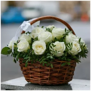 15 белых роз в корзине — Розы
