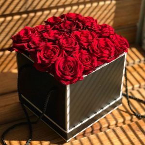 15 красных роз в коробке кубе —