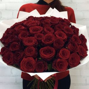 Букет из 51 бордовой розы в упаковке — 50 красных роз