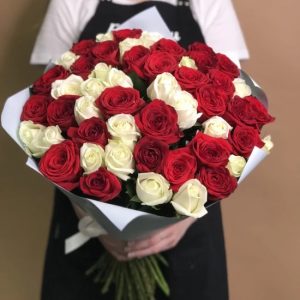 Букет из 51 красной и белой розы 40 см — Розы
