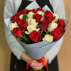 25 красные и белых роз (70 см) в упаковке — Розы