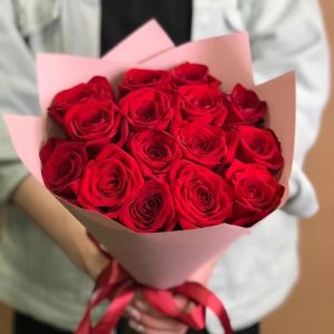 Букет из 15 красных роз 60 см — Букет девочке из роз