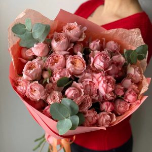 25 персиковых пионовидных роз