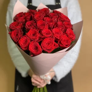 20 красных роз (70 см) в упаковке — 20 красных роз