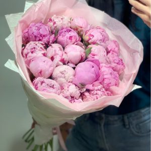 19 розовых пионов в упаковке — Пионы