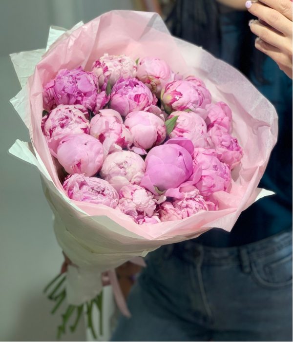 19 розовых пионов в упаковке