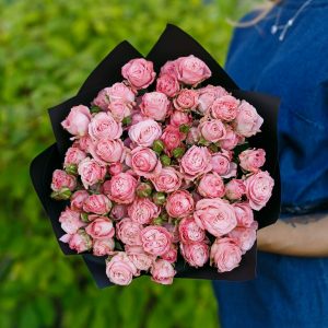 Композиция из 15 розовых кустовых роз — 15 маленьких роз