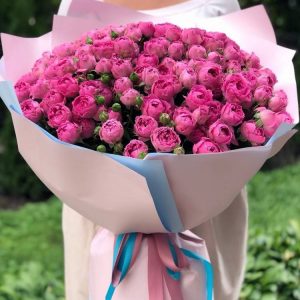 Букет из 101 кустовой розы Бомбастик — Розы