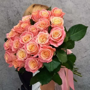 Букет из 15 коралловых роз 60 см — Розы