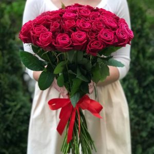 Букет из 51 малиновой розы 70 см — Розы
