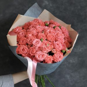 Букет из 25 розовых кустовых роз — 25 маленьких роз