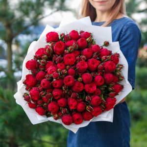 55 кустовых пионовидных красных роз —