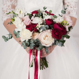 Арт-букет невесты из пионовидных роз — Бордовые розы невесте
