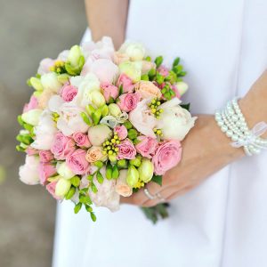 Букет невесты из пионов и кустовых роз —