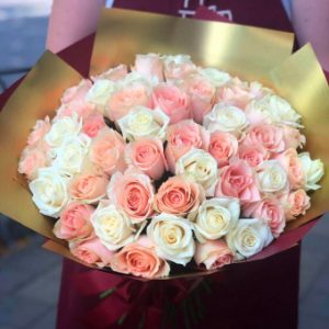 Букет из 51 нежной розы 70 см — Розы