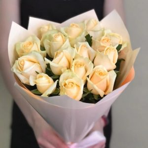 Букет из 15 кремовых роз 50 см — Розы