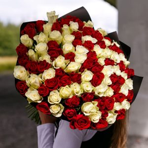Букет из 101 красно-белой розы 50 см — 101 голландская роза