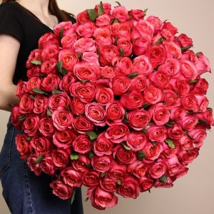 Букет 101 малиновая пионовидная роза — 100 роз