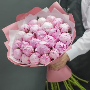 Букет из 25 розовых пионов в упаковке — Пионы