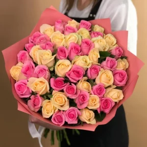 Букет из 51 розовой и кремовой розы 40 см