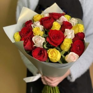Букет из 25 ярких роз (40 см) — Розы